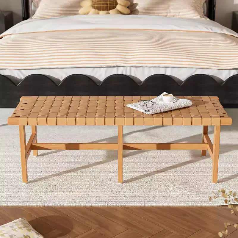 Banc de chambre contemporain en bois d'acacia avec cuir synthétique tressé