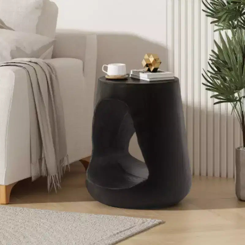 Table d'appoint creuse avec texture en bois de teinte noire