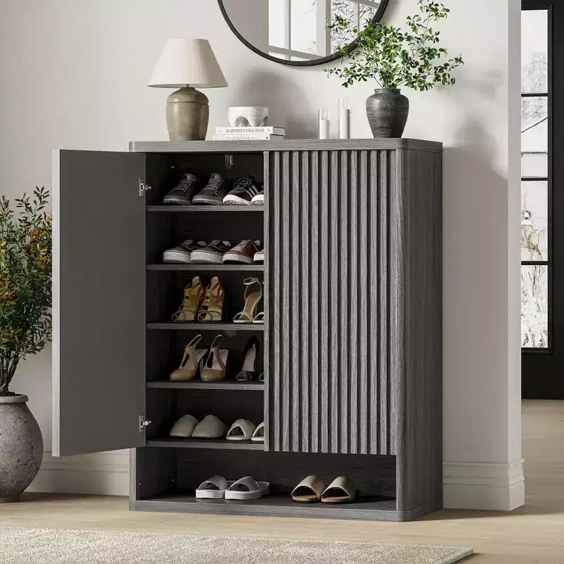 Meuble à chaussures de 80 cm, grand meuble de rangement pour chaussures avec étagères réglables, organisateur de chaussures en bois avec porte cannelée pour entrée et salon.