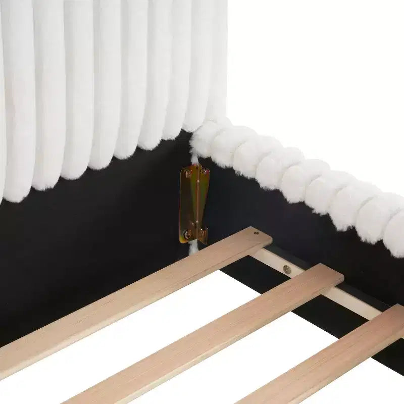 Cadre de lit flottant en boucle blanche avec bande lumineuse LED, coins anti-collision et design surélevé facile à nettoyer pour chambres modernes, Queen