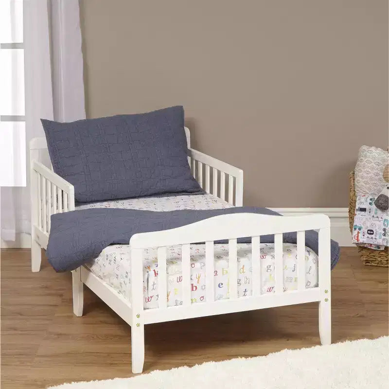 Lit de bébé moderne en bois avec barrière de sécurité