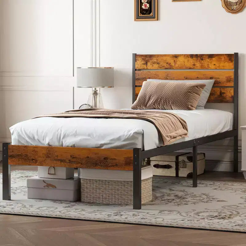 Cadre de lit plateforme en métal industriel avec tête et pied de lit en bois, capacité de charge de 360 kg et 32,5 cm de rangement sous le lit
